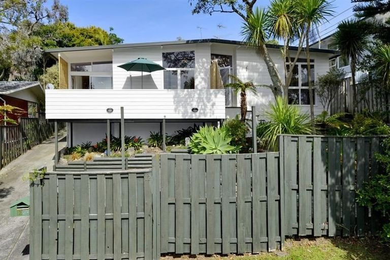 Photo of property in 12 Nor'east Drive, Northcross, Auckland, 0632