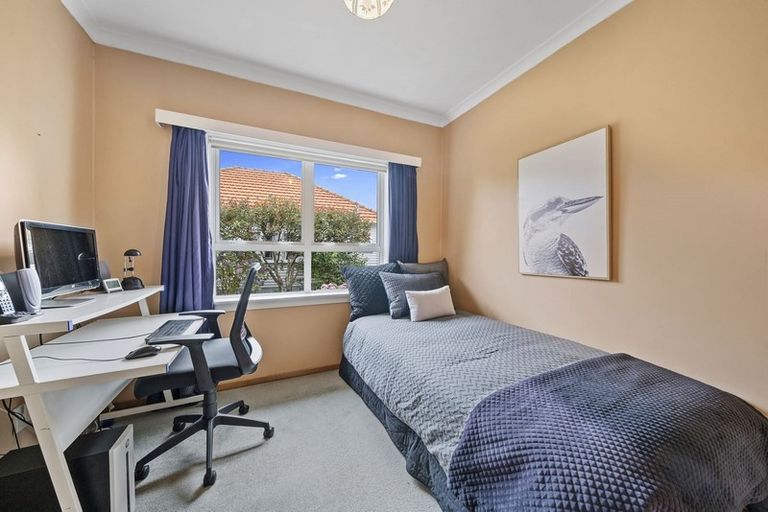 Photo of property in 25 Mexted Terrace, Tawa, Wellington, 5028
