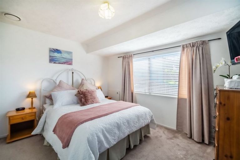 Photo of property in 1/10 Remus Place, Totara Vale, Auckland, 0629