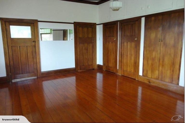 Photo of property in 2/4 Marine Terrace, Bayswater, Auckland, 0622