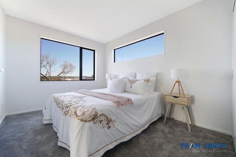 Photo of property in 2/26 Buscomb Avenue, Henderson, Auckland, 0610