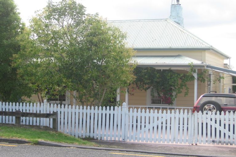 Photo of property in 16 Mozeley Avenue, Devonport, Auckland, 0624