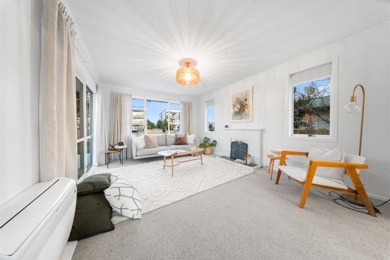 Photo of property in 37 Mckenzie Road, Mangere Bridge, Auckland, 2022