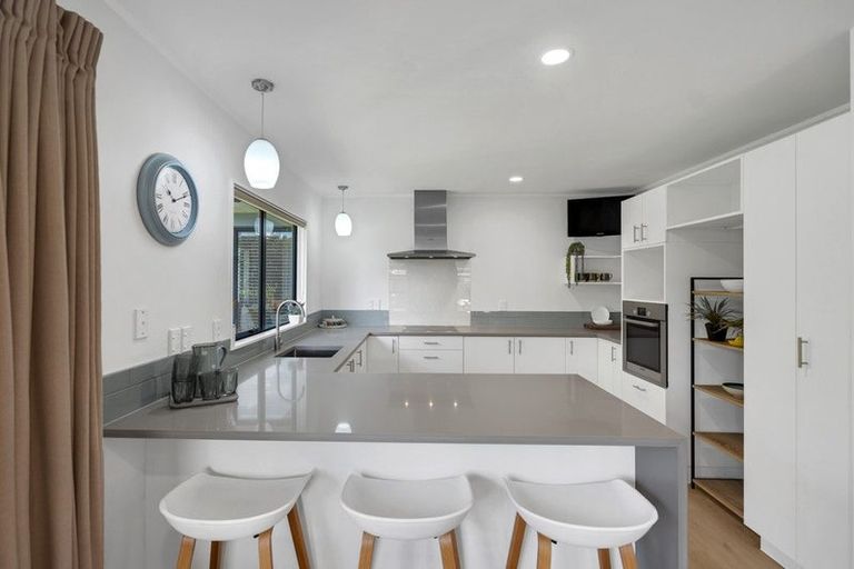 Photo of property in 9 Wyatt Place, Glendene, Auckland, 0602