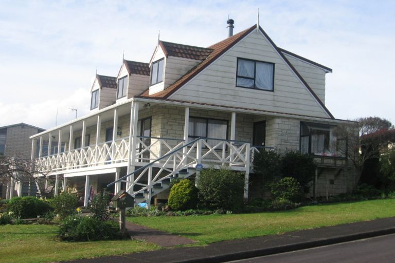 Photo of property in 16 April Place, Red Hill, Papakura, 2110