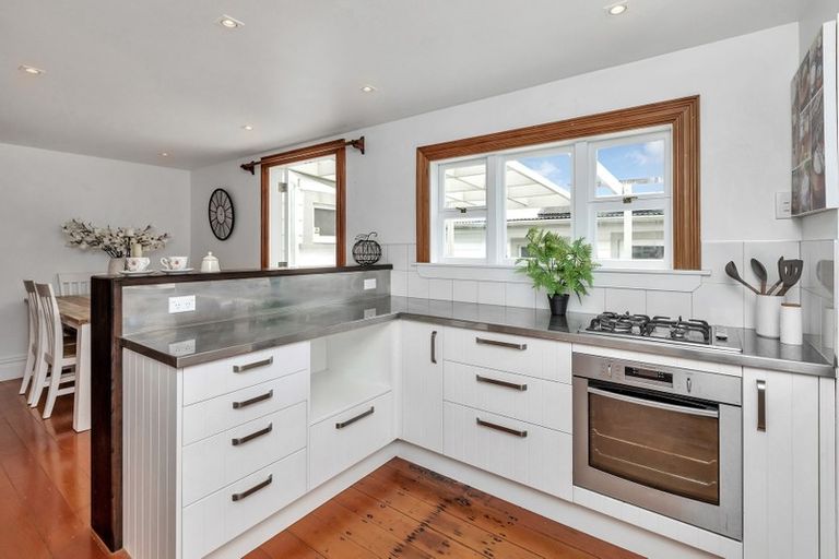 Photo of property in 6 Shortland Street, Regent, Whangarei, 0112