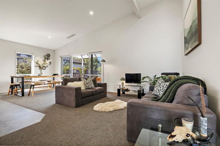 Photo of property in 8 Sir Lincoln Drive, Kumeu, 0810