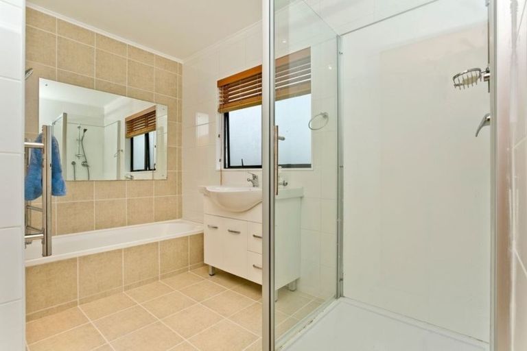 Photo of property in 1/17 Tetrarch Place, Totara Vale, Auckland, 0629