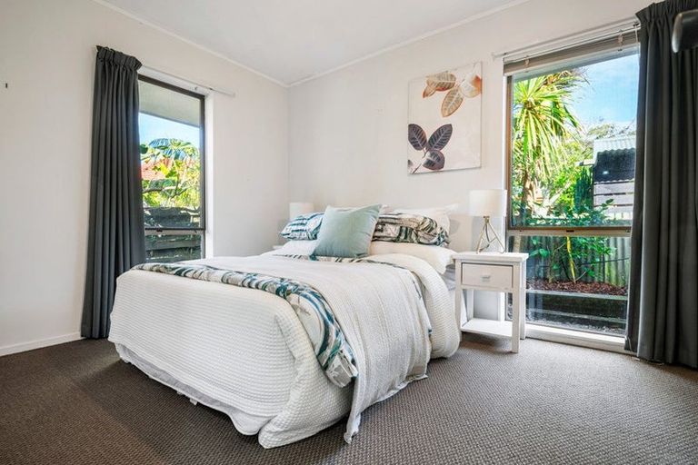 Photo of property in 2/5 Hanlon Crescent, Narrow Neck, Auckland, 0624