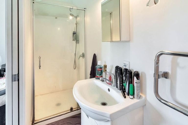 Photo of property in 132 Carlisle Road, Northcross, Auckland, 0632