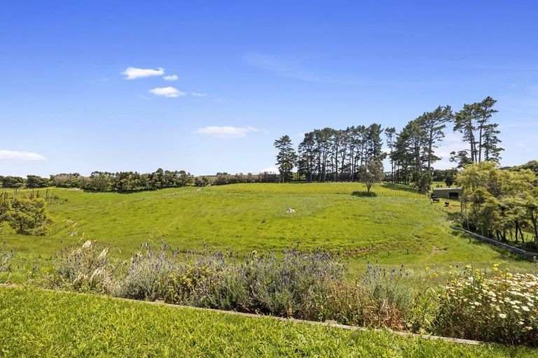 Photo of property in 32 Arthur Road, Paraite, New Plymouth, 4373