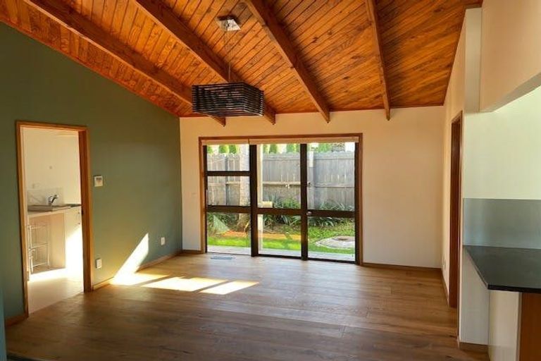 Photo of property in 1/1 Richards Avenue, Forrest Hill, Auckland, 0620