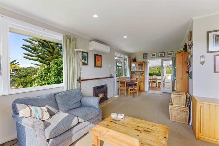 Photo of property in 15 Arthur Street, Waikawa Beach, Levin, 5573