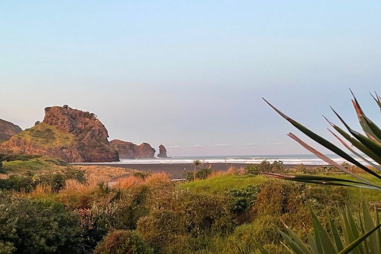 Photo of property in 180 Marine Parade North, Piha, New Lynn, 0772