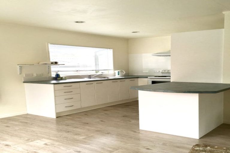 Photo of property in 30 Loughanure Place, Massey, Auckland, 0614