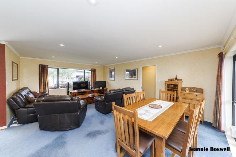 Photo of property in 3 Walnut Grove, Kelvin Grove, Palmerston North, 4414