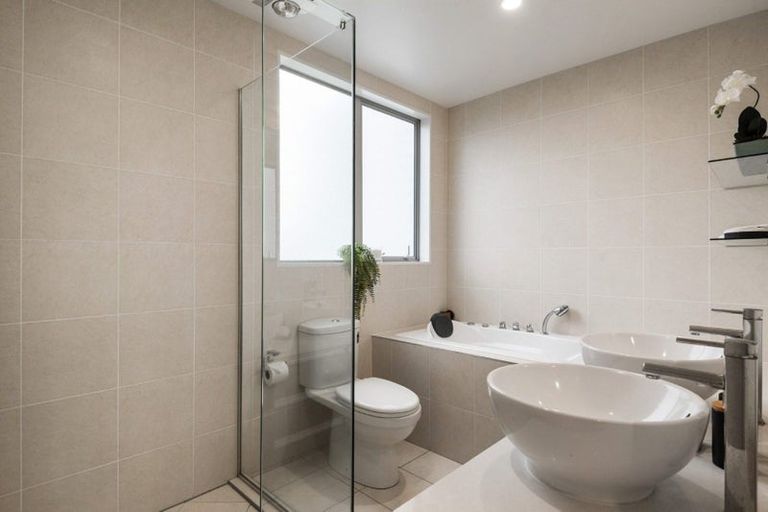 Photo of property in 14 Ilam Lane, Fairview Heights, Auckland, 0632