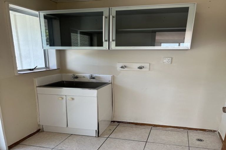 Photo of property in 1/18 Theban Place, Totara Vale, Auckland, 0629