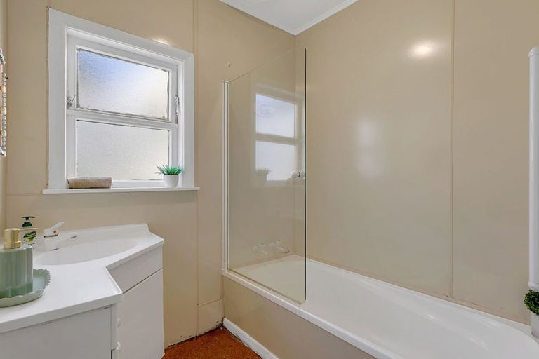 Photo of property in 40 Hinau Street, Tawa, Wellington, 5028