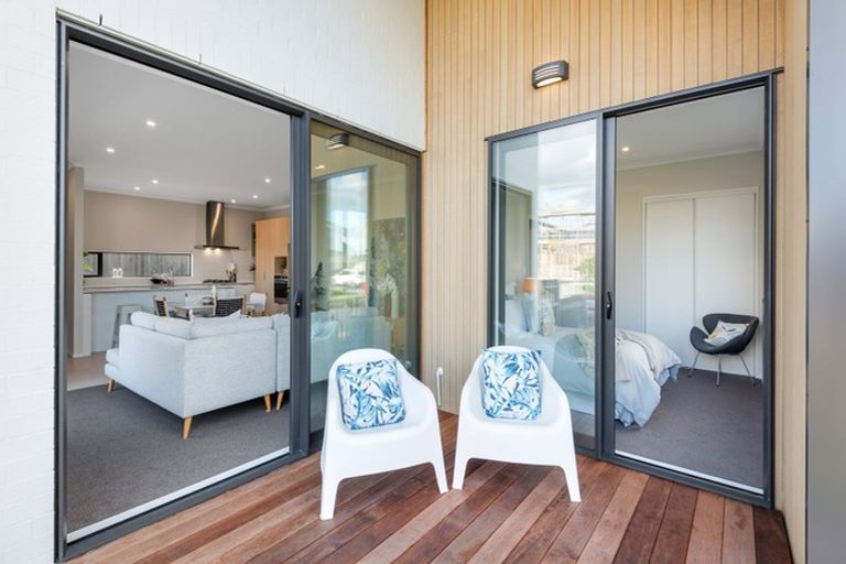 Photo of property in 6 Kuparu Lane, Red Beach, 0932