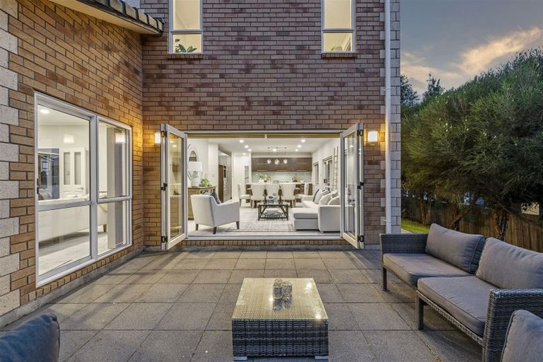 Photo of property in 12 Lakeridge Close, Northcross, Auckland, 0632