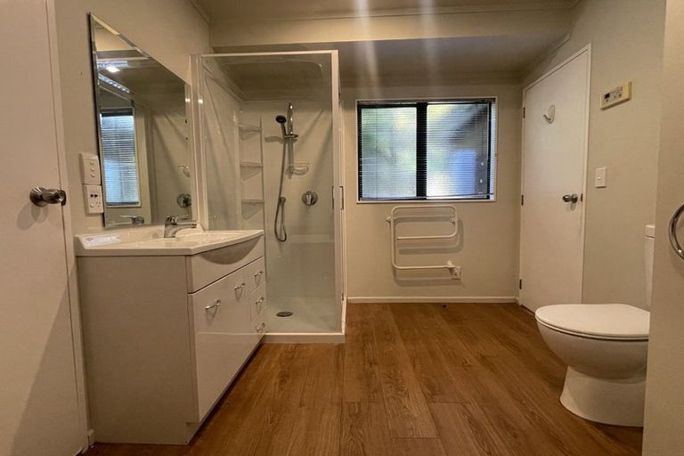 Photo of property in 17 Glanmire Road, Newlands, Wellington, 6037