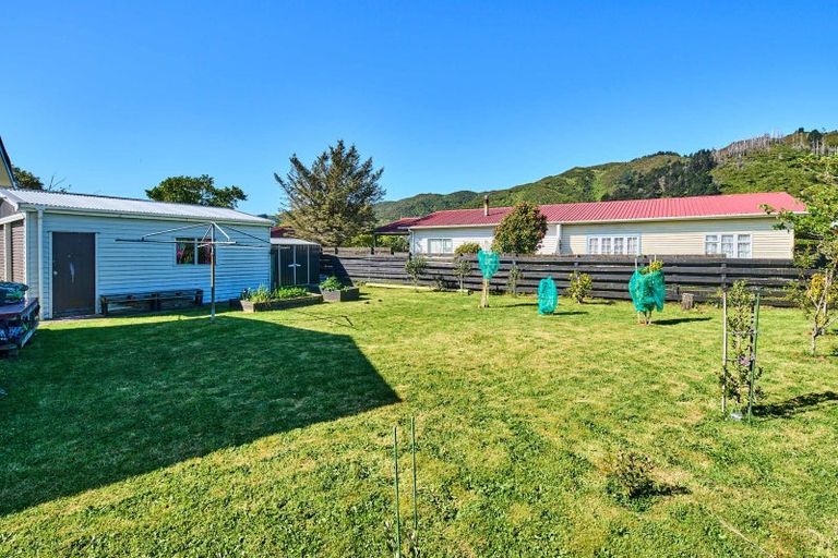 Photo of property in 2 Wellington Road, Wainuiomata, Lower Hutt, 5014