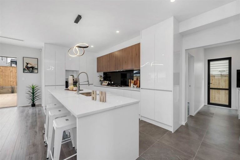 Photo of property in 60 Drumbuoy Drive, Flat Bush, Auckland, 2019