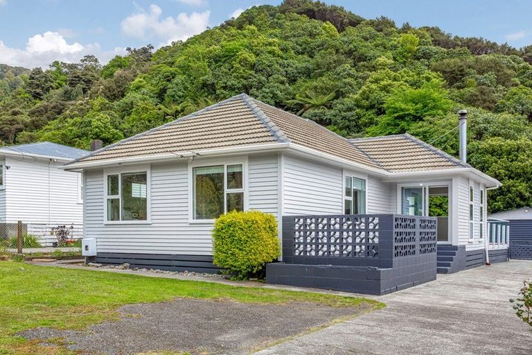 Photo of property in 52 Lees Grove, Wainuiomata, Lower Hutt, 5014