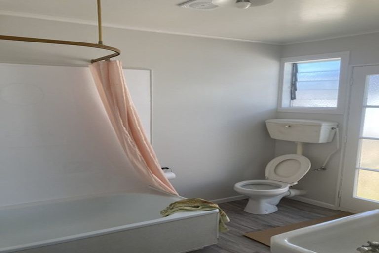 Photo of property in 15 Stamford Park Road, Mount Roskill, Auckland, 1041