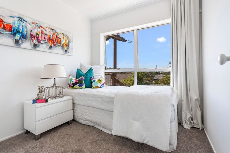 Photo of property in 2/38 Ravenwood Drive, Forrest Hill, Auckland, 0620