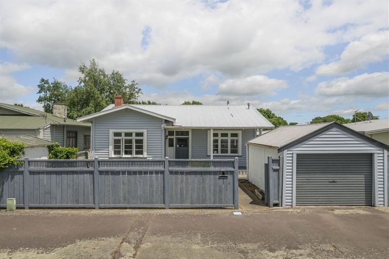 Photo of property in 16 Oxford Street, Hokowhitu, Palmerston North, 4410