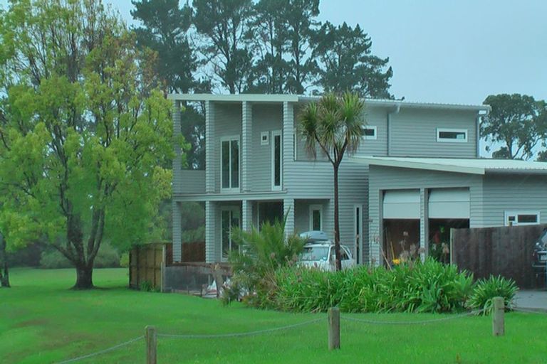 Photo of property in 109a Roberts Road, Te Atatu South, Auckland, 0610