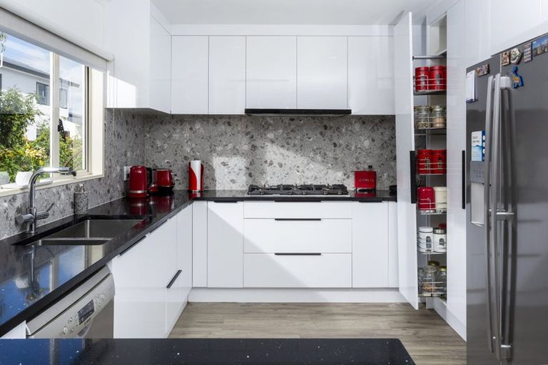 Photo of property in 21 Crimson Park, Oteha, Auckland, 0632