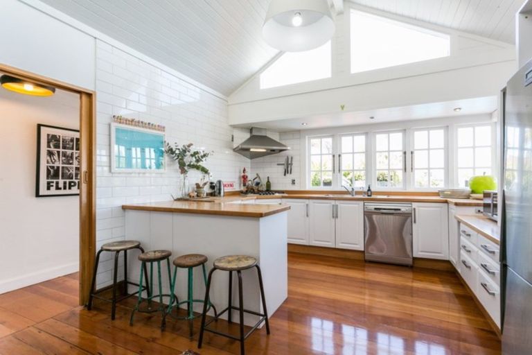 Photo of property in 14 Selwyn Road, Hospital Hill, Napier, 4110