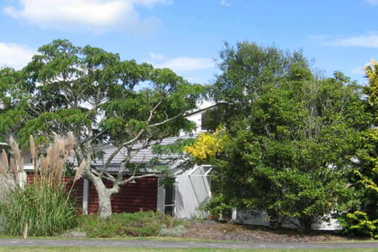 Photo of property in 137 West Harbour Drive, West Harbour, Auckland, 0618