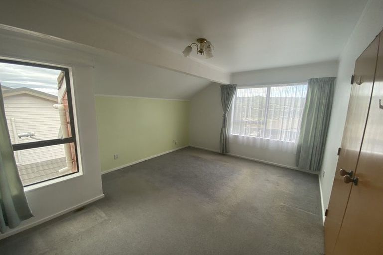 Photo of property in 10 Ordley Grove, Tawa, Wellington, 5028