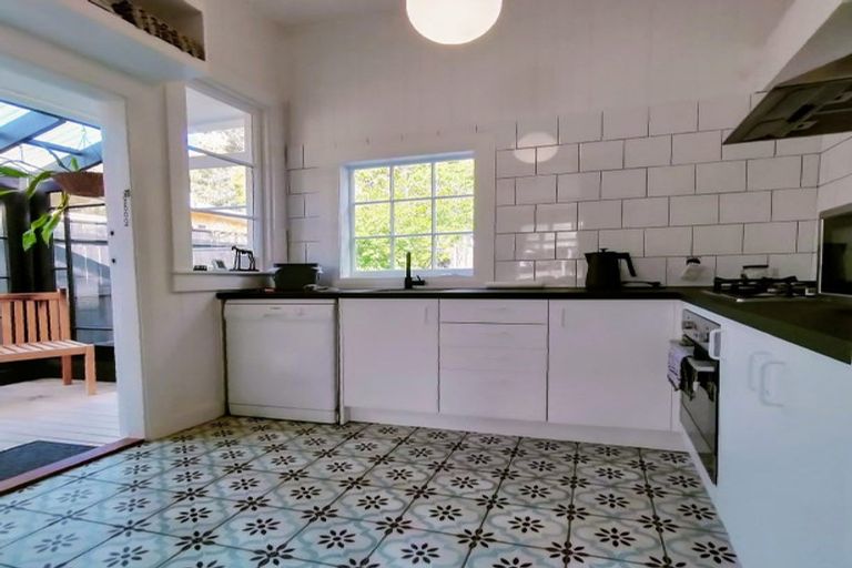 Photo of property in 127 Muritai Road, Eastbourne, Lower Hutt, 5013