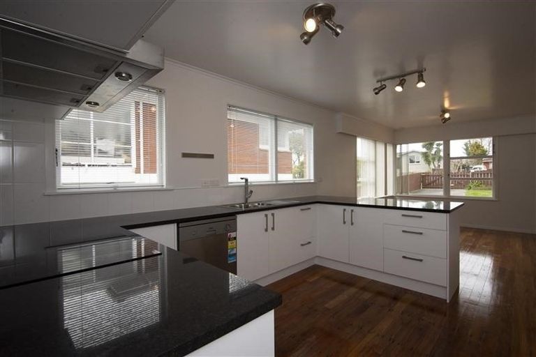 Photo of property in 6 Felgrove Street, Glendene, Auckland, 0602