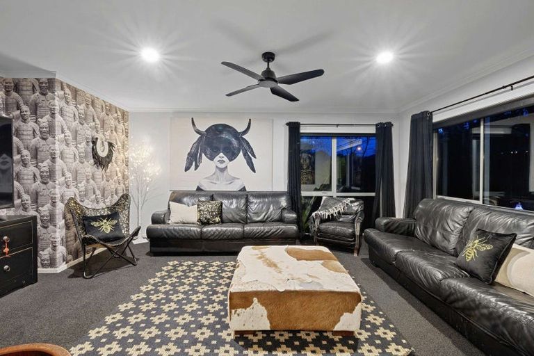 Photo of property in 10 Cooke Farm Grove, Waiwhakaiho, New Plymouth, 4312