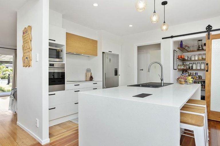 Photo of property in 15 Enderby Drive, Te Atatu Peninsula, Auckland, 0610