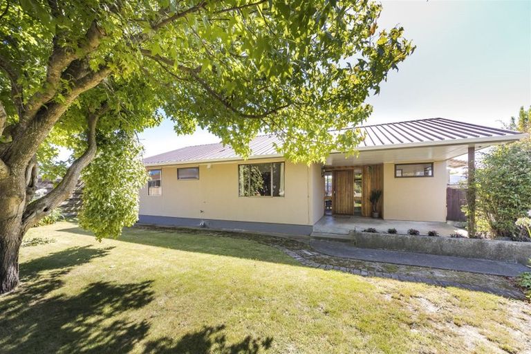 Photo of property in 6 Adams Place, Kelvin Grove, Palmerston North, 4414
