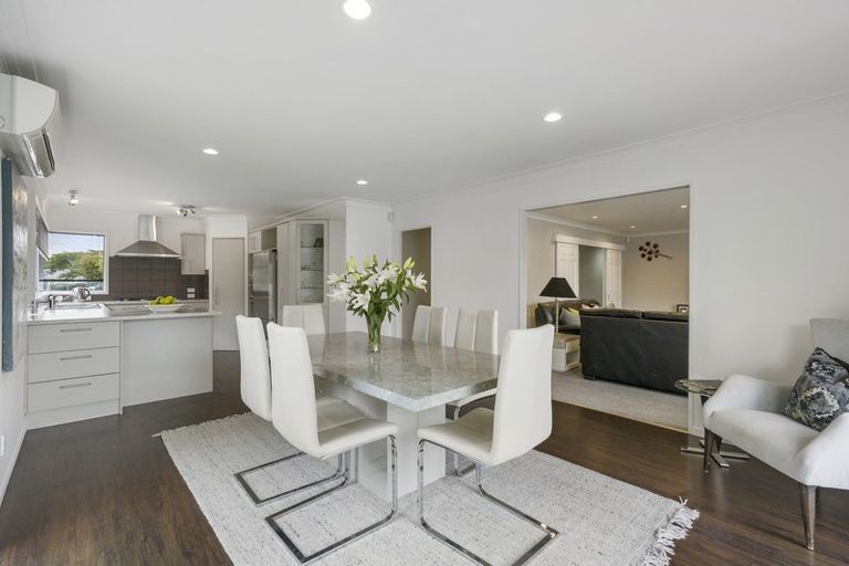 Photo of property in 21 Perotti Place, Conifer Grove, Takanini, 2112