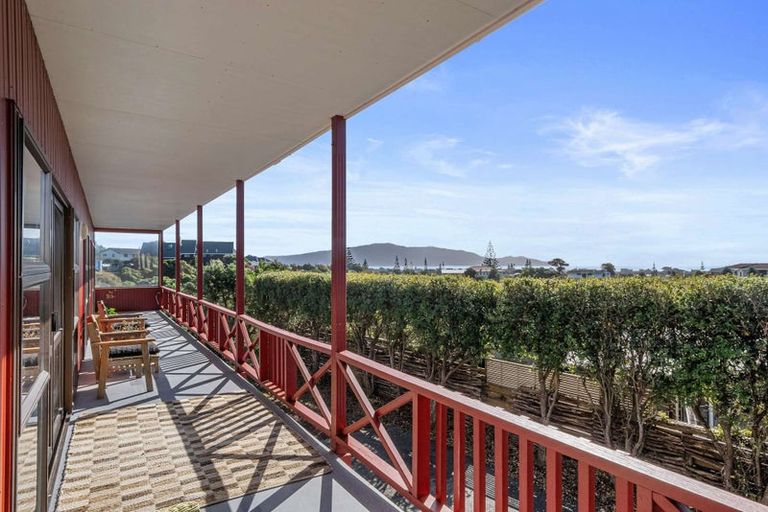 Photo of property in 15 Frimley Terrace, Waikanae Beach, Waikanae, 5036