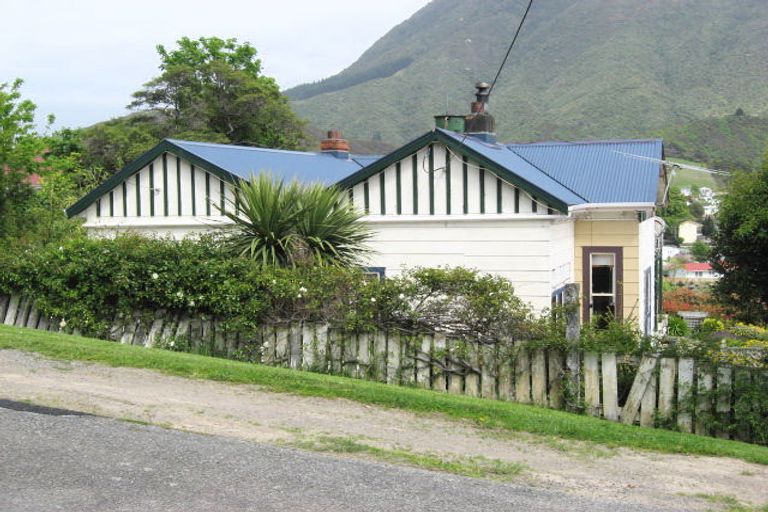 Photo of property in 121 Wellington Street, Picton, 7220