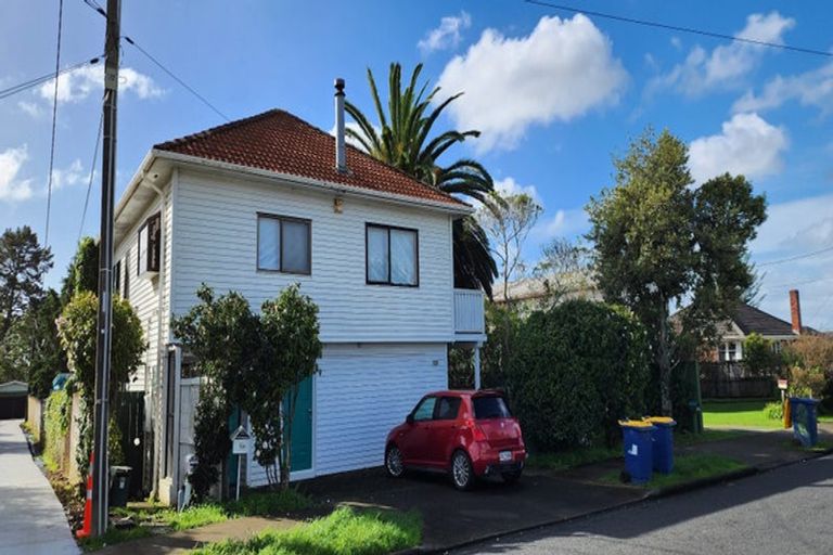 Photo of property in 6 Beaubank Road, Kelston, Auckland, 0602