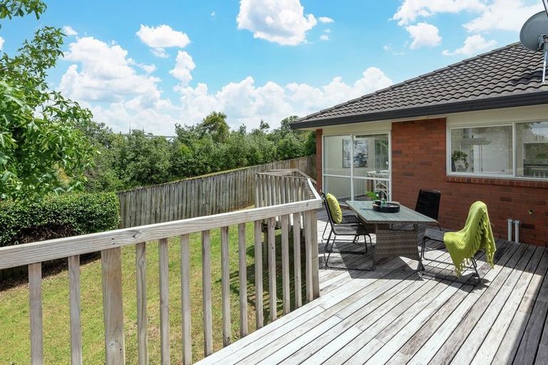 Photo of property in 27 Bard Place, Golflands, Auckland, 2013