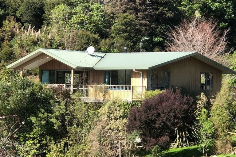 Photo of property in 21 Amelia Crescent, Waikawa, Picton, 7220