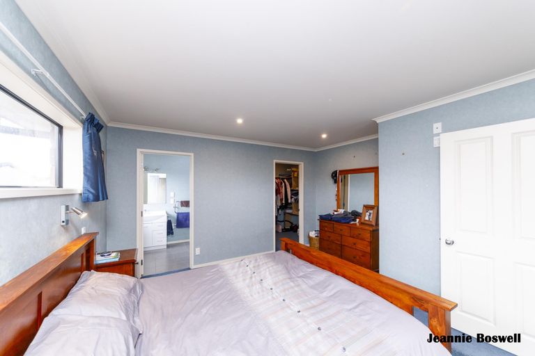 Photo of property in 3 Walnut Grove, Kelvin Grove, Palmerston North, 4414