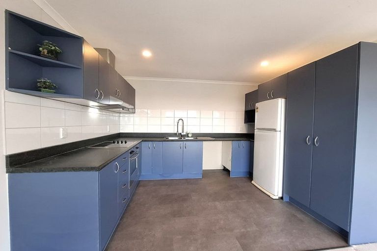 Photo of property in 27 Killygordon Place, Massey, Auckland, 0614
